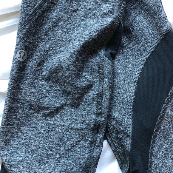 LULULEMON 3/4 cropped leggings! - Picture 2 of 3